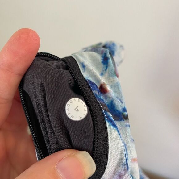 Lululemon Women’s Tracker Short V *4" Exposure Crystallize Multi Black size 4 - Picture 9 of 9